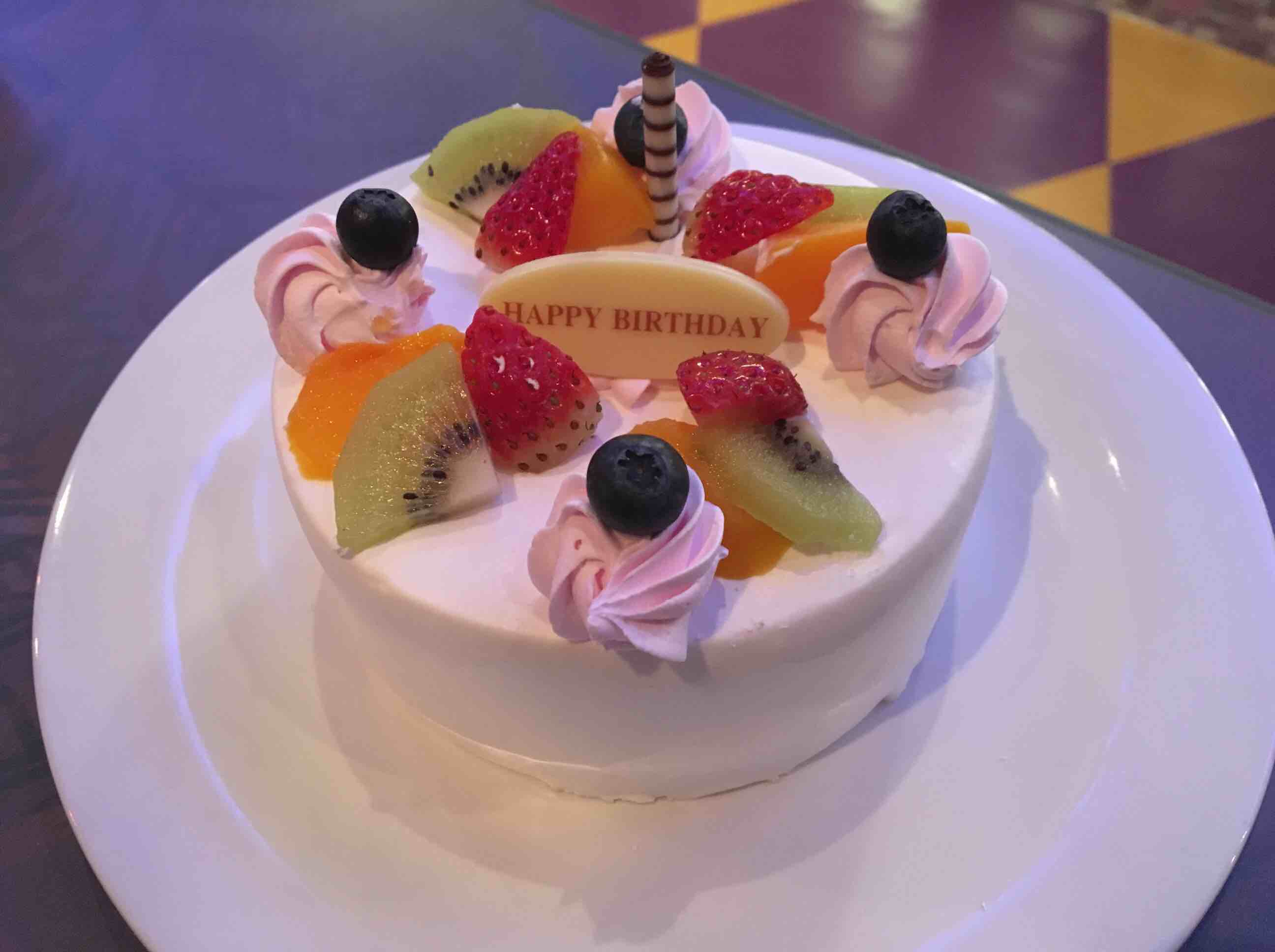 りり 東京ディズニーランド 誕生日に友達 がプレゼントしてくれた 丸の内に連れていかれて ご飯でも食べるんだって思ってたら普通の道でいきなりのチケットプレゼント 東京駅からディズニーへ向かって ディズニーのレストランでもケーキ ミックウェア