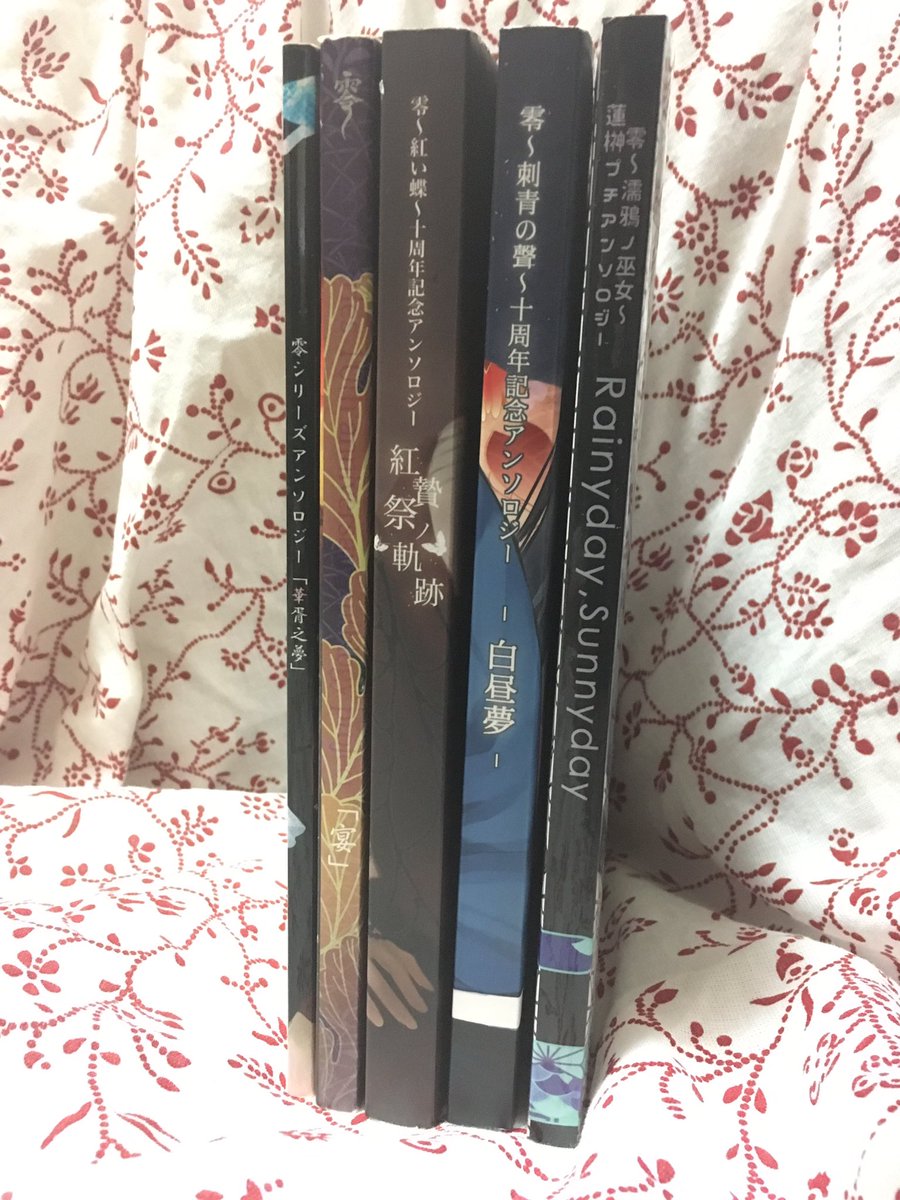 寄稿していた蓮榊アンソロ届きました!!参加者用の蓮榊コースターがどえら可愛い…!本の内容もえ、榊ってこんな掘り下げあった子だっけと、錯覚するような表情の豊かさが素晴らしいです。読みごたえある一冊なので零好きな方は是非!!漫画、トップバッターでビビりました!!ついで歴代アンソロと。 