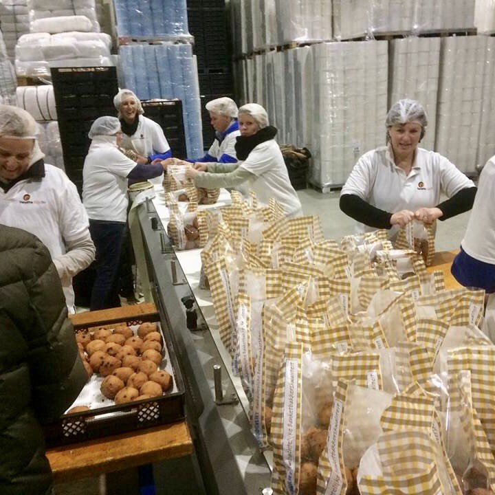 Dagverse #oliebollen verpakken met een geweldig team van verenigingen #voordeclubkas #HAPPYNEWYEAR