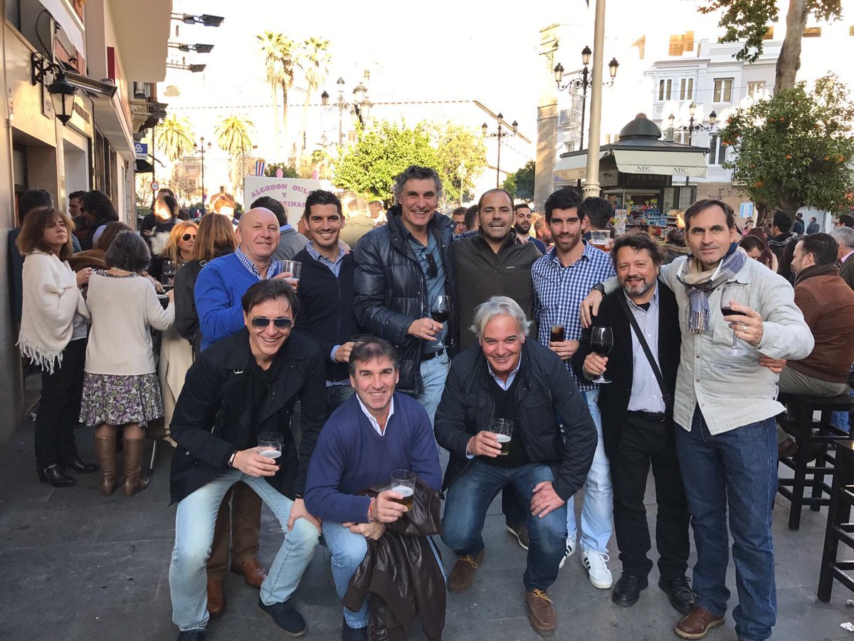 DavidVega_10's tweet photo. Magnífico almuerzo de Navidad rodeado de buenos amigos.#casablanca #sevillacentro #bodegaA.Romero 🌞⚽️ https://t.co/wLdiu6jNKZ
