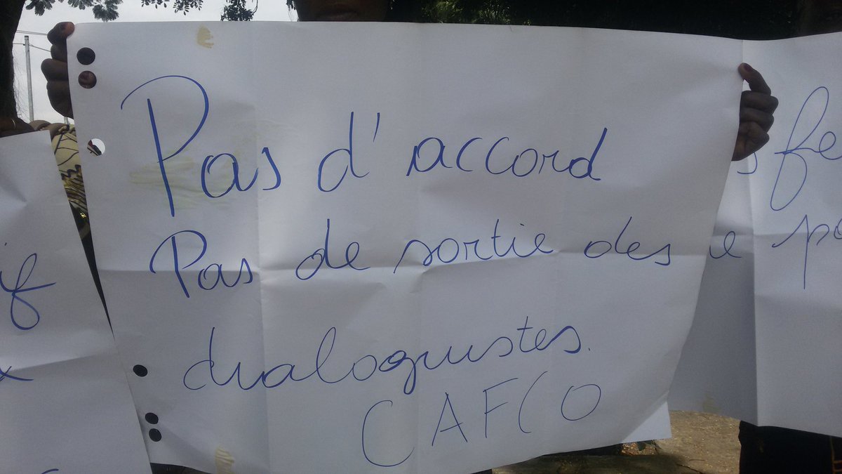 pascal_mulegwa's tweet photo. #DialogueRDC : A la #Cenco,  un groupe de femmes s'immobilise avec un message claire "pas d'accord pas de sortie des dialoguistes". https://t.co/2jEA9O7mrw