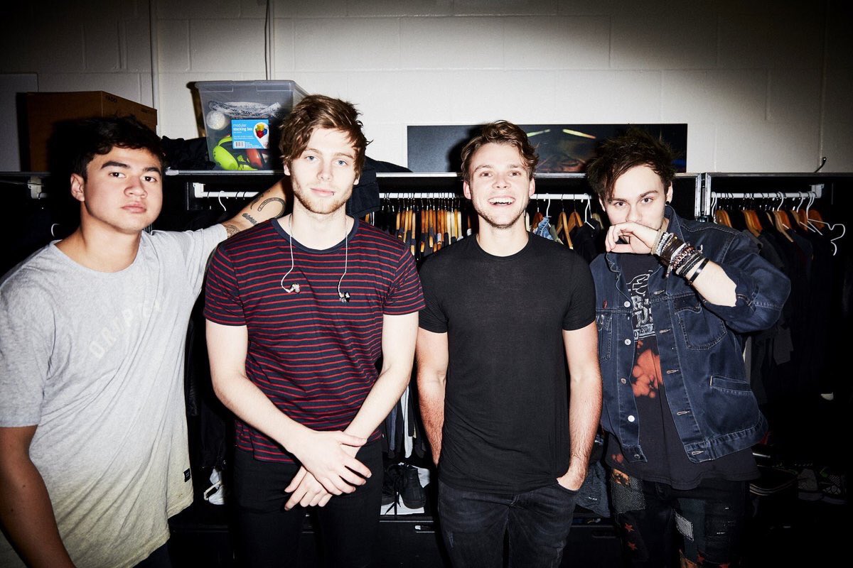 Codi5SOS's tweet photo. They look fricking great in this lighting, excuse me I didnt ask for this👁👅👁 https://t.co/M7oujhleZX