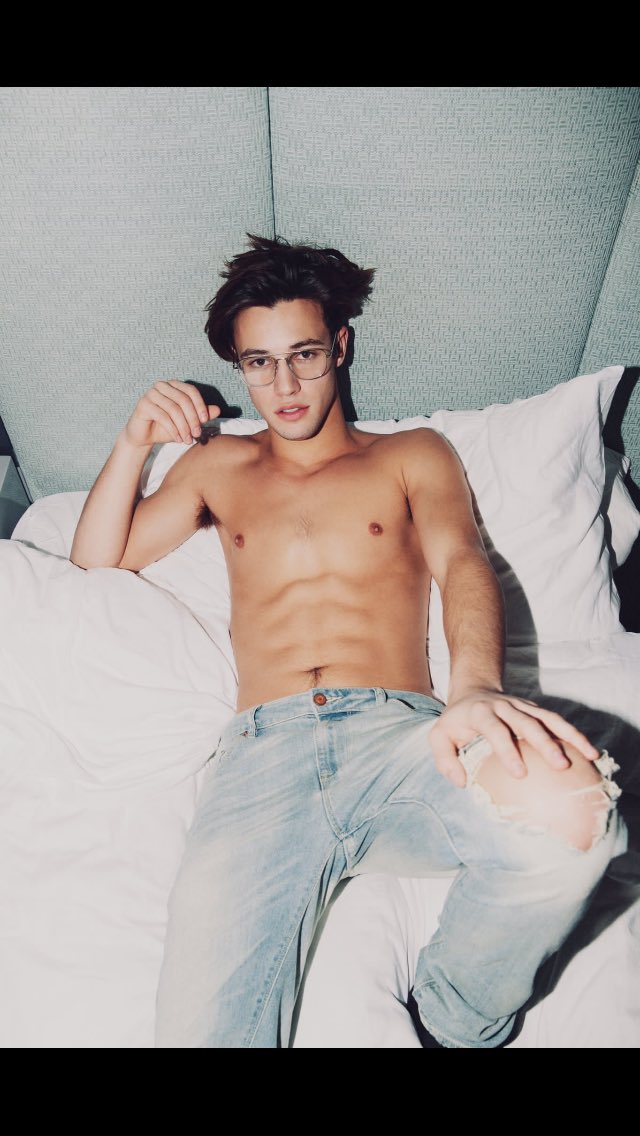 invisiblereece's tweet photo. #ChasingCameronOnNetflix #ChasingCam @camerondallas 11 https://t.co/w6ZTiSETTX