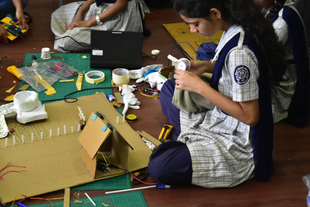 ConsilienceLrn's tweet photo. It takes a village…to make one. Creating smart rural neighbourhoods and agricultural aids on Day 5 at #TRAIxBootcamp #TRAI2016 #makered https://t.co/AUAkQsLYMr