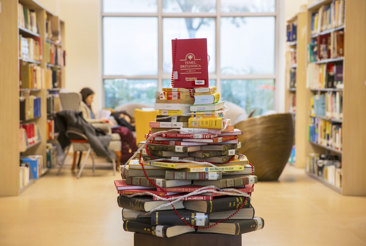 Yeni yılda bilginin gücü daima sizinle olsun. 🎄📚🎄
Bol bol kitap okuyabileceğiniz bir yıl olması dileğiyle 🎄 📚⛄
#YasarUniversitesi