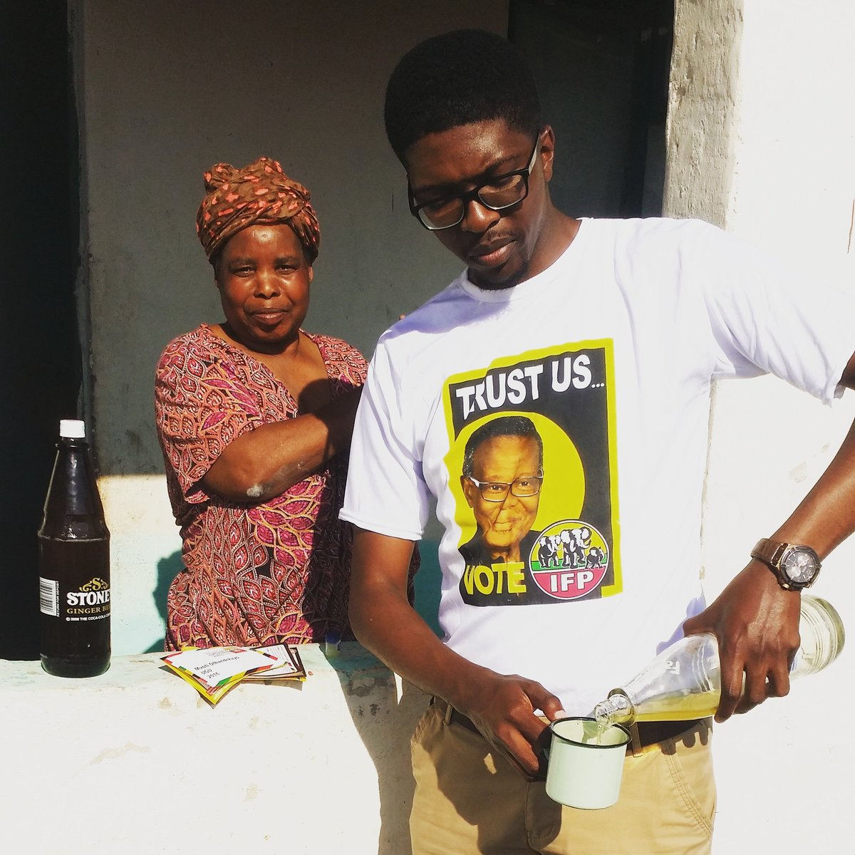 MkhulekoHlengwa's tweet photo. #Ubuntu during the #2016LGE Campaign. Umuntu umuntu ngabantu! The warmth received at this home whilst campaigning humbled me. #ThankYou2016 https://t.co/2OeE6fcYaw