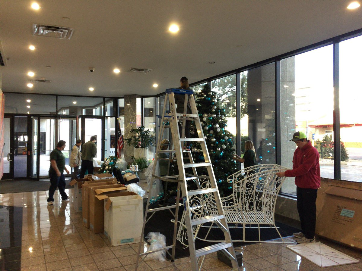 rancken's tweet photo. Christmas is over. #buildingdecorations #takedown #notevennewyears I'll keep it alive with #Christmasmusic #buildingScrooge https://t.co/4XgkLz7ji3