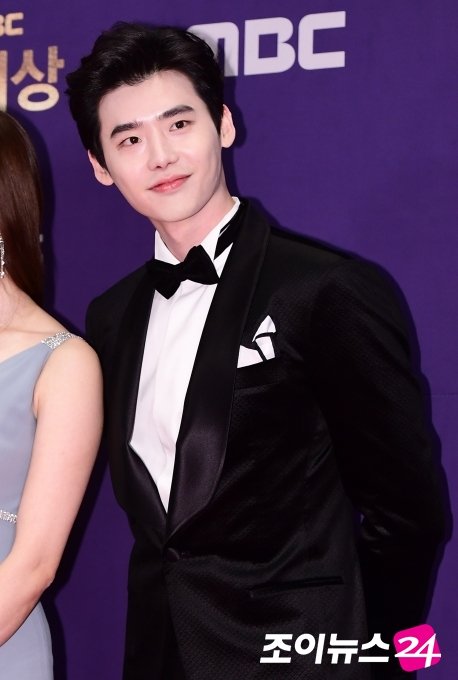 KoreanUpdates's tweet photo. #LeeJongSuk chosen by votes and won Daesang on 2016 MBC Drama Awards tonight! https://t.co/XlsTE4YP0M #KoreanUpdates RZ https://t.co/UN2imwGdTH