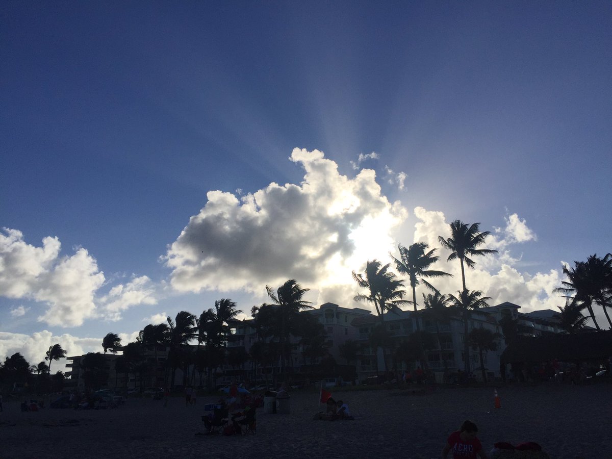Avanzing's tweet photo. That moment even the building seem to be part of the #nature at the #beach in #Deerfieldbeach Florida #LoveFL #Goodmorning 🌞🌊🏝 https://t.co/GTxyNsEUOR