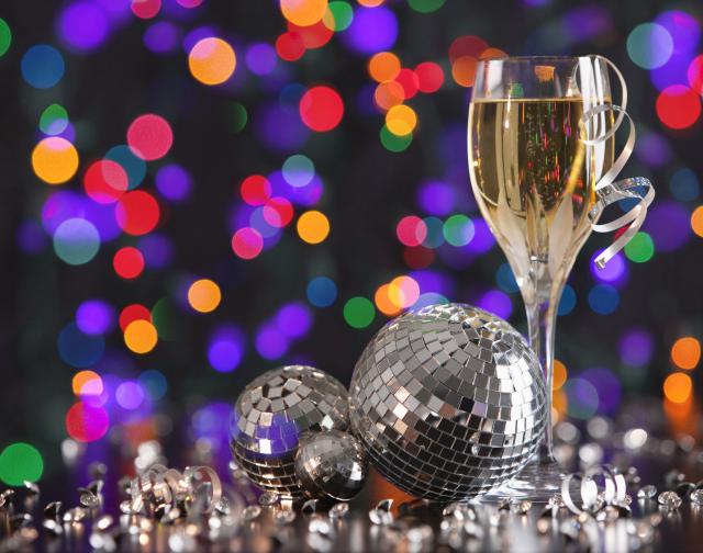 laguardiaplaza's tweet photo. Our #ElementsLounge is the place to be to ring in the New Year! Appetizers, delicious entrées and holiday drinks! #LaGuardiaPlazaHotel #2017 https://t.co/dZqArTfbdh