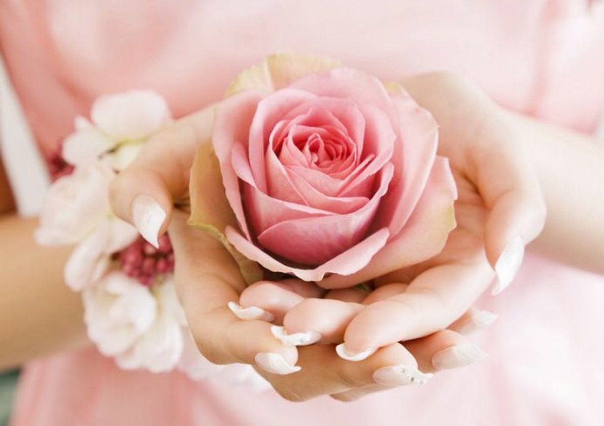 گن لطيفاً بحديثك مع الاخرين 
فـ البعض يعاني من وجع الحياة ... وأنت لاتعلم 😔