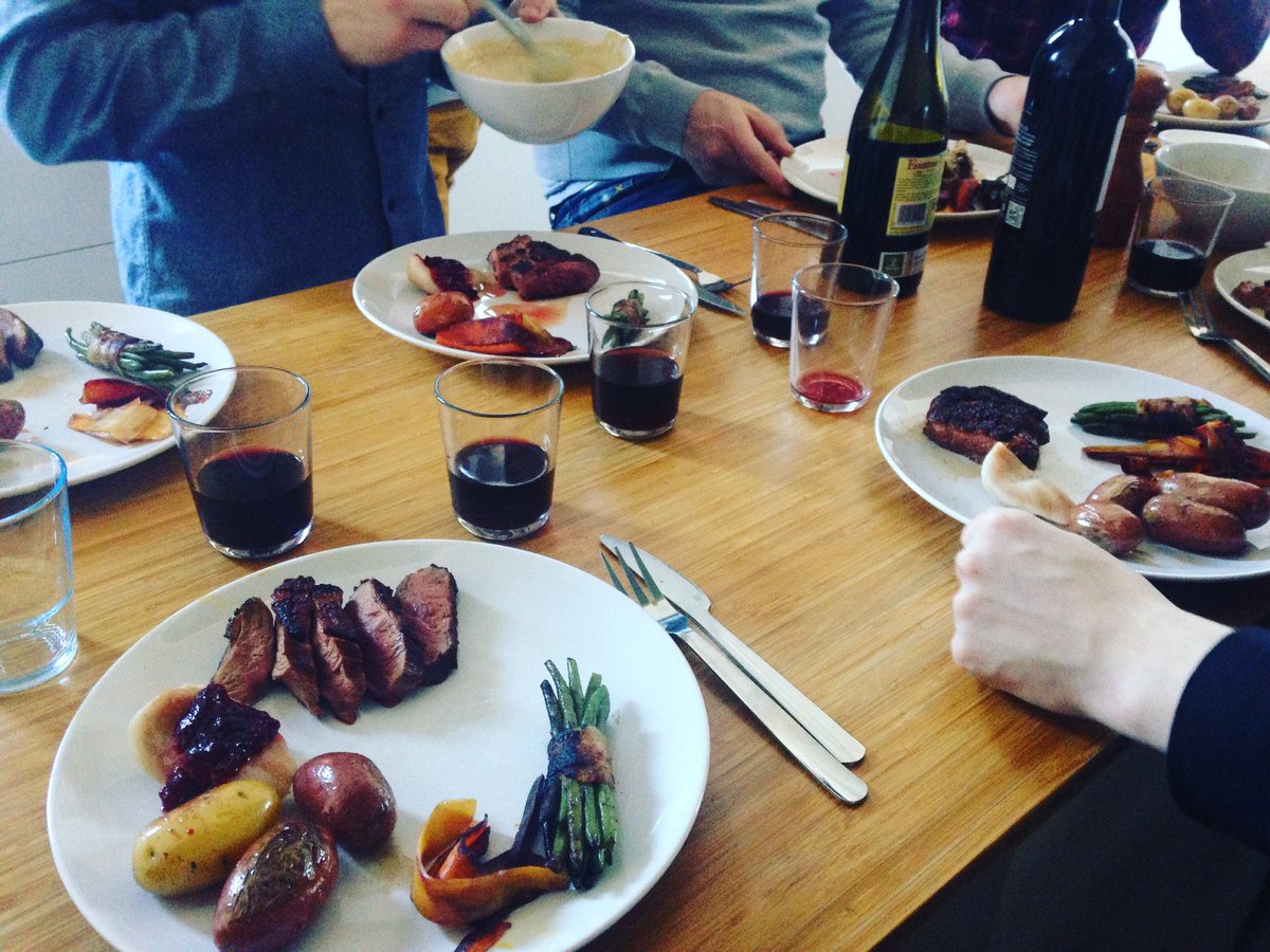 ExitStudioBe's tweet image. Les hommes d'EXIT Studio (et Germain des Two Designers) aux fourneaux pour fêter ensemble le passage à 2017 ^^ !