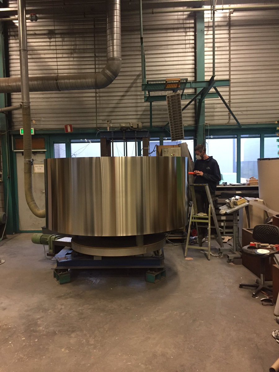 On the 30th of December still working: some giant Superline Standard with a diameter of 225cm and 110cm high. Challenge us..