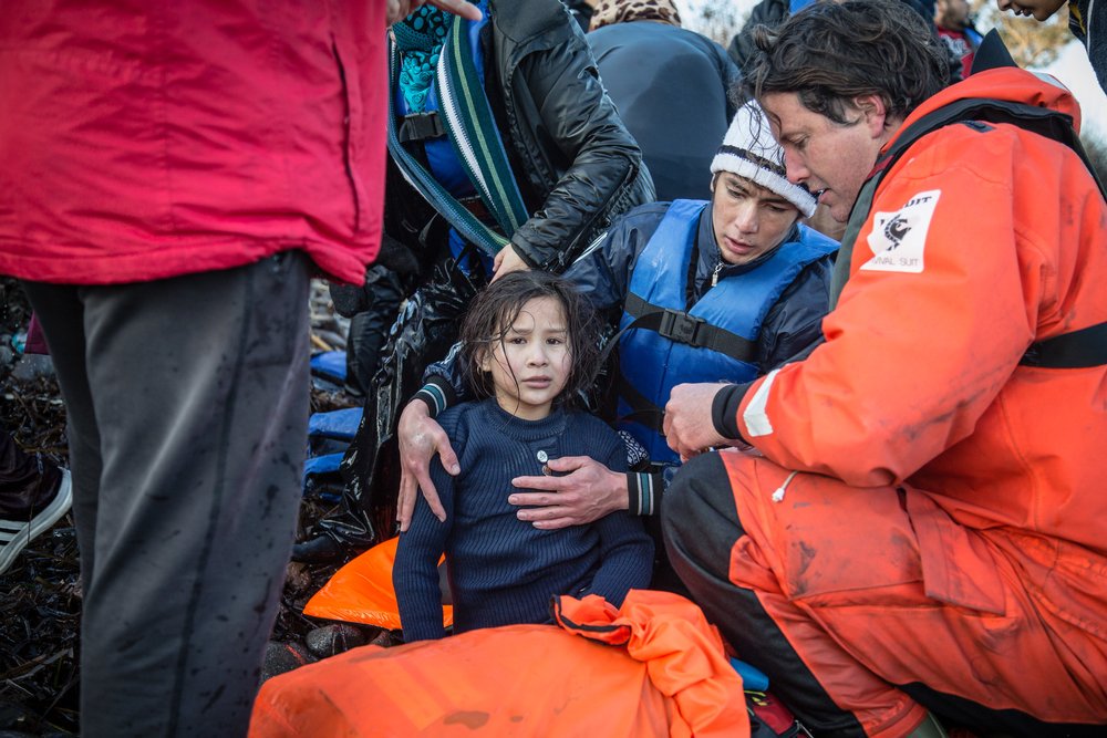 NagoreEski_MSF's tweet photo. Enero de 2016: Padre junto con su hija, una vez que han sobrevivido y están tratando de recuperarse en la playa de #Lesbos. #MSF2016 https://t.co/NrhAcmoCaL