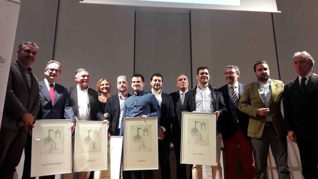 diputacionMLG's tweet photo. 5 establecimientos reciben el premio ‘Puerta Nueva’ 2016 por su labor de promoción de los vinos malagueños https://t.co/E4wzCvvL02 https://t.co/HFexOCb8dF