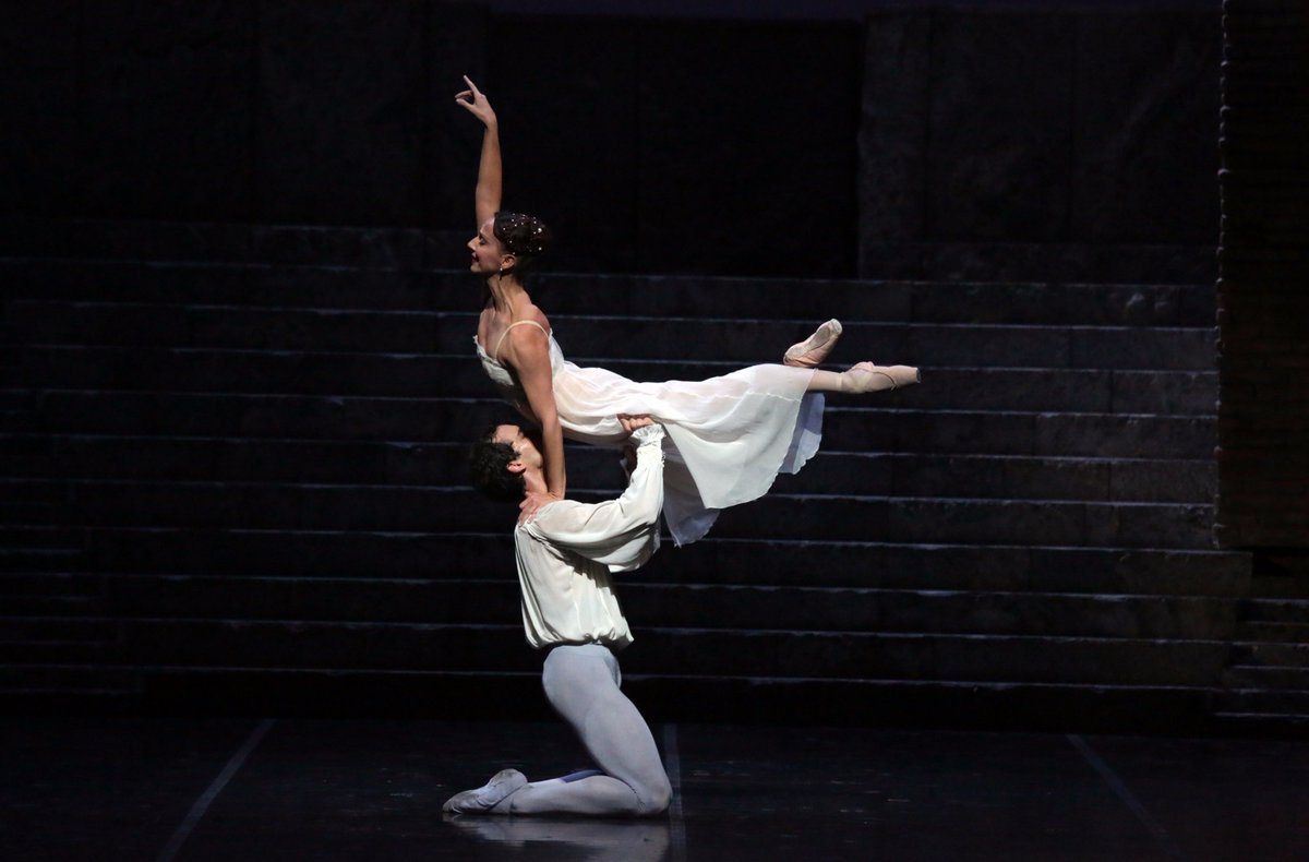 teatroallascala's tweet photo. #ScalaRG torna in scena stasera alle 20 con @Martagiraffa nei panni di Giulietta accanto al Romeo di @gabrieledancer https://t.co/T0u691s8g2 https://t.co/gUsxYJ7WdM