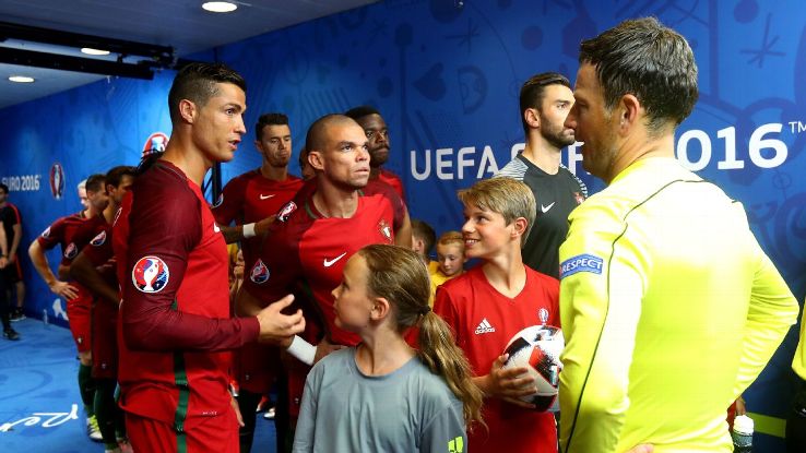ESPNFC's tweet photo. Premier League referee Mark Clattenburg would consider China: https://t.co/mhptLSP3z1 https://t.co/9P6ASDIWHH
