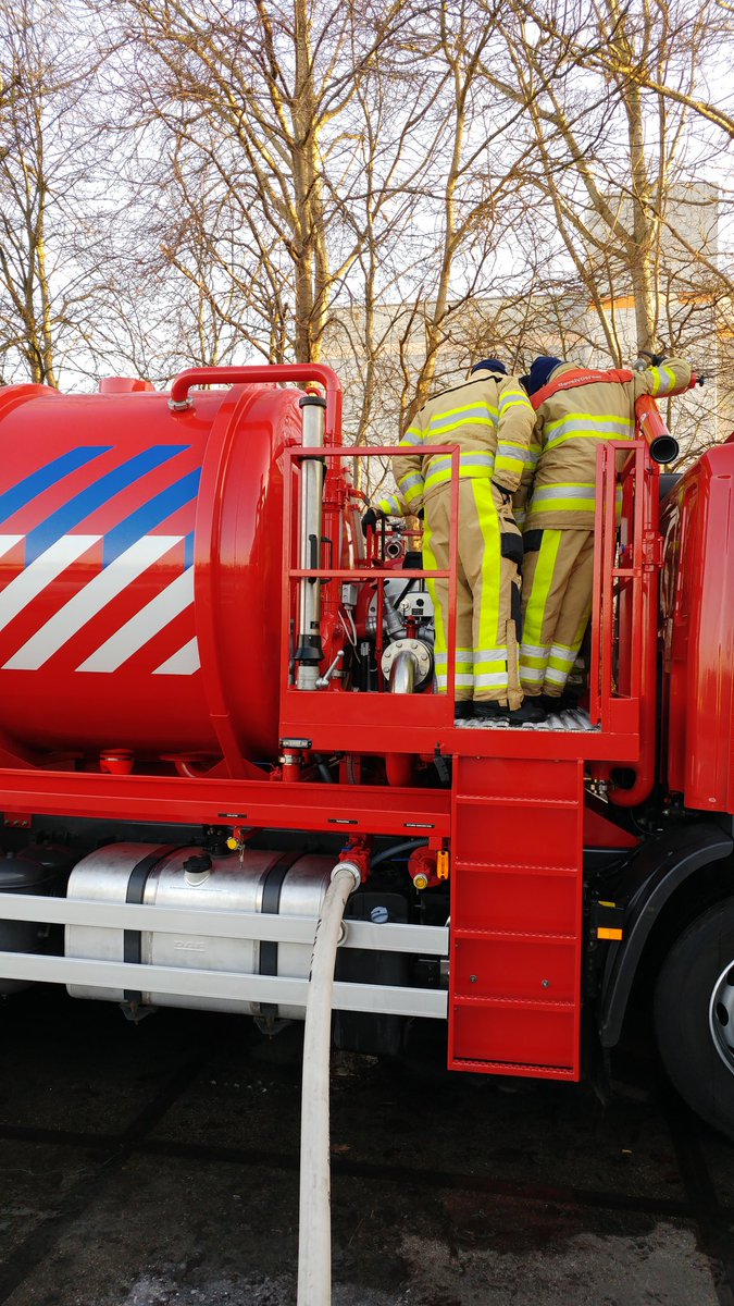 smokediverr's tweet photo. #brandweer #aflegoefening met het. #BARTH systeem oefenen met de nieuwe #tankwagen groot 2861 https://t.co/6jWtfN6P53