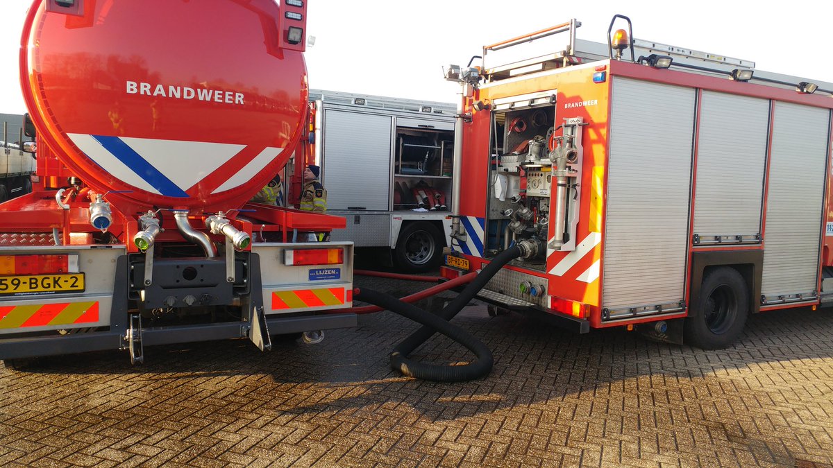 smokediverr's tweet photo. #brandweer #aflegoefening met het. #BARTH systeem oefenen met de nieuwe #tankwagen groot 2861 https://t.co/6jWtfN6P53