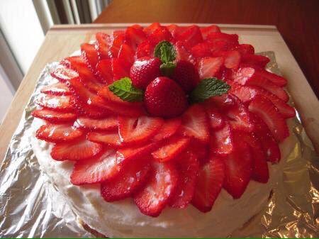 TodaysSweets's tweet photo. いちごのホールケーキ&amp;タルト☆

いちごたっぷり！おいしそう～♡｡˚⋆ https://t.co/V1Ci2HZRwR