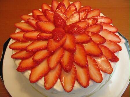 TodaysSweets's tweet photo. いちごのホールケーキ&amp;タルト☆

いちごたっぷり！おいしそう～♡｡˚⋆ https://t.co/V1Ci2HZRwR