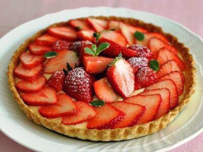 TodaysSweets's tweet photo. いちごのホールケーキ&amp;タルト☆

いちごたっぷり！おいしそう～♡｡˚⋆ https://t.co/V1Ci2HZRwR