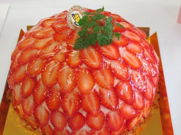 TodaysSweets's tweet photo. いちごのホールケーキ&amp;タルト☆

いちごたっぷり！おいしそう～♡｡˚⋆ https://t.co/V1Ci2HZRwR