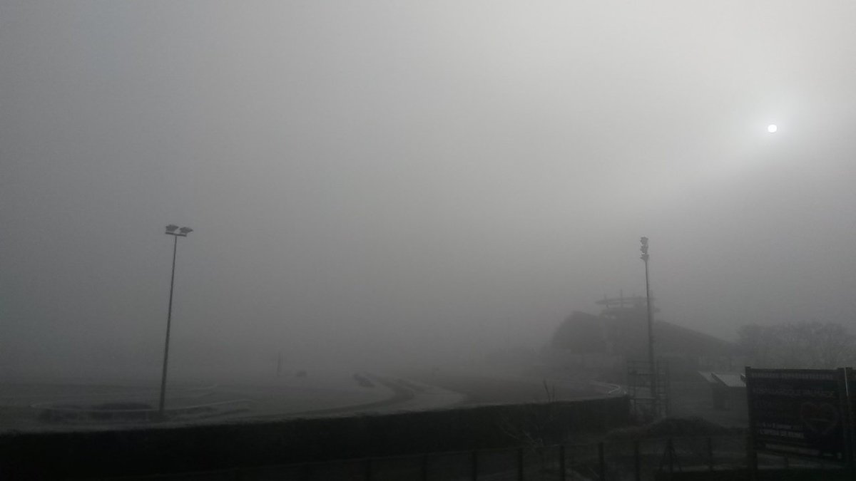 seb_weather's tweet photo. 🌁 #HeyMeteoFrance #brouillard #givrant tenace sur l'@HippodromeReims en ce debut d'apres-midi @MeteoContact @radiometeo @meteociel https://t.co/43gx7lHtLs