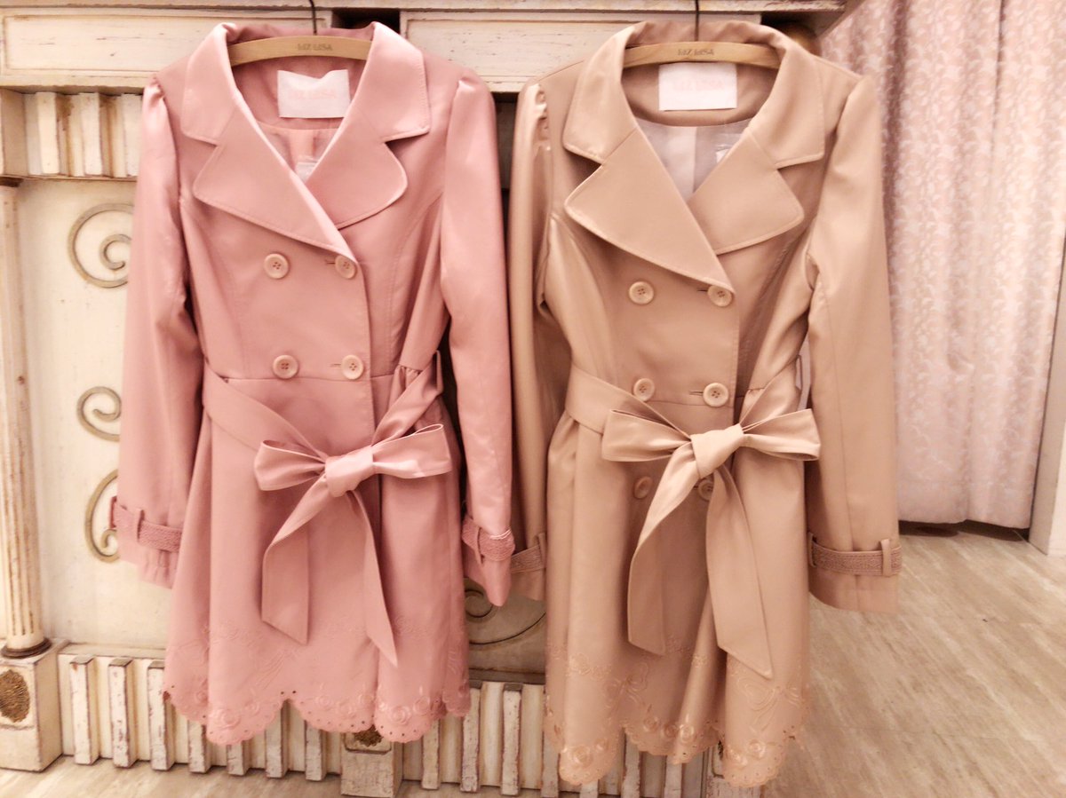 Lizlisa大宮アルシェ 17 Ss トレンチコート 毎年定番のトレンチコートが 今年も登場 裾スカラップにリボン ローズ柄の 刺繍入りで可愛さup T Co Rx8tqzjwha