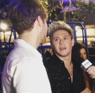 all5SOSposts's tweet photo. Find someone to look at you the way:

-Niall Horan looks at Luke H
-Michael and the girl look at Niall https://t.co/D2p5DIW5Ni