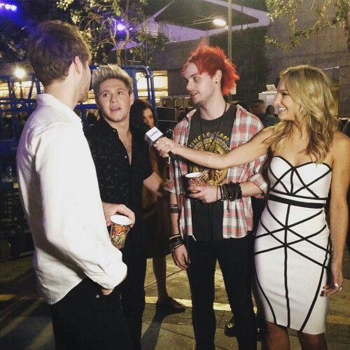 all5SOSposts's tweet photo. Find someone to look at you the way:

-Niall Horan looks at Luke H
-Michael and the girl look at Niall https://t.co/D2p5DIW5Ni