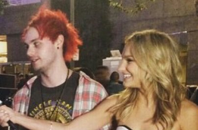 all5SOSposts's tweet photo. Find someone to look at you the way:

-Niall Horan looks at Luke H
-Michael and the girl look at Niall https://t.co/D2p5DIW5Ni