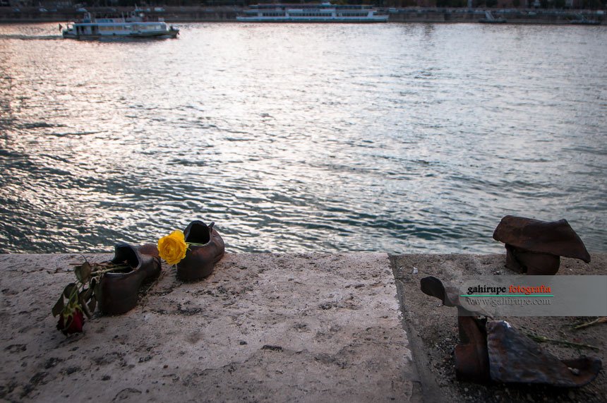 gahirupe's tweet photo. Zapatos abandonados para recordar a las personas que fueron arrojadas a las gélidas aguas del Danubio hacia una muerte segura. #Budapest2016 https://t.co/XczNMuJkrz