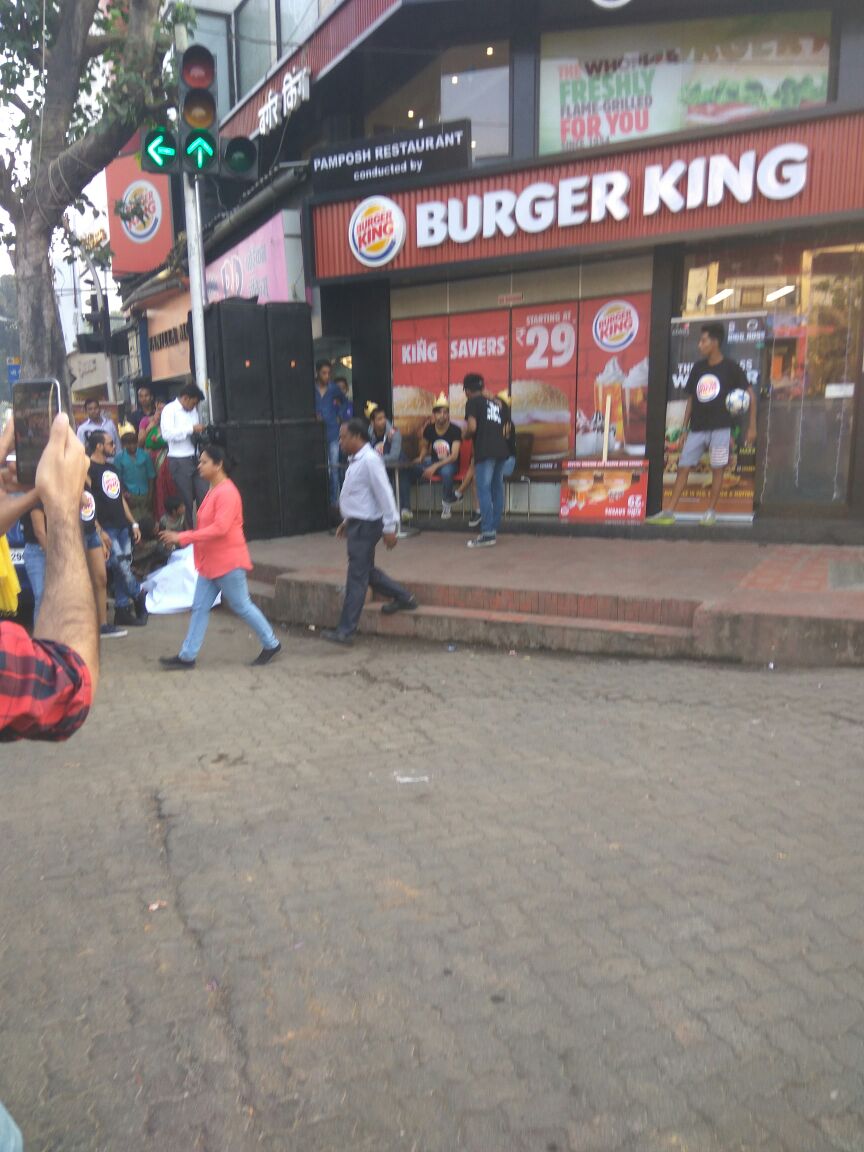 MIssfilmy_'s tweet photo. Woah! What is this happening at bandra? #BkYourway @burgerkingindia
Enjoyed this flash mob throughly https://t.co/IN2mySo7ax