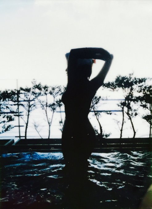 あぁ〜寒い🍃 あったかいとこ行きたい🔥 海とか湖とか行きたい🏝👙🐳  でも今は温泉がいいなぁ、、、♨︎  みなさんよいお年を♡♡♡ https://t.co/HDlbGRIyak<a href="/tag/%E3%83%A1%E3%82%A4%E3%83%89%E3%81%AE%E6%97%A5"class="tags"><span>#メイドの日</span></a>