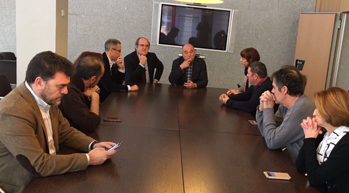 PSOEnaval's tweet photo. Gracias a Ángel Gabilondo y @RafaGomezLGNS por su visita a #Navalcarnero esta mañana https://t.co/sYPmqQOeuf