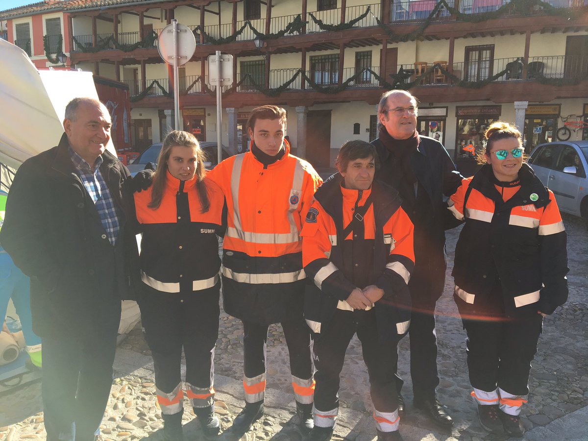 PSOEnaval's tweet photo. José Luis Adell y Ángel Gabilondo visitando el taller de Reanimación Cardiopulmonar de SUMMA @112cmadrid y @PCSumna  en #Navalcarnero https://t.co/N7h6vj1c1O