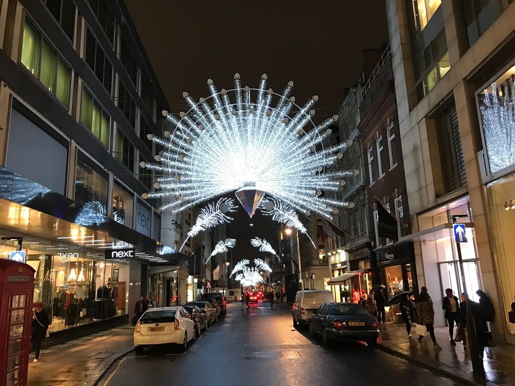 VallieMyCar's tweet photo. A beautiful scene on Bond Street, captured by our Vallie, Gergo. Merry Christmas to all, and a Happy New Year! https://t.co/aj8eDEDkvK