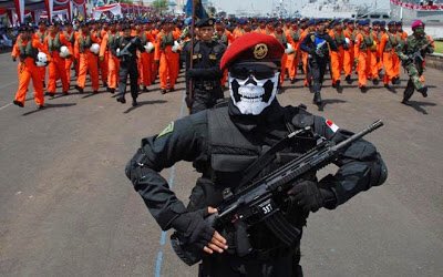 TwetPolisi's tweet photo. Detasemen Jala Mangkara (Denjaka) TNI AL pernah dilibatkan dlm pembebasan kapal MV Sinar Kudus di Somalia tahun 2011.
#FighTerrorism https://t.co/a5lapDP3bc