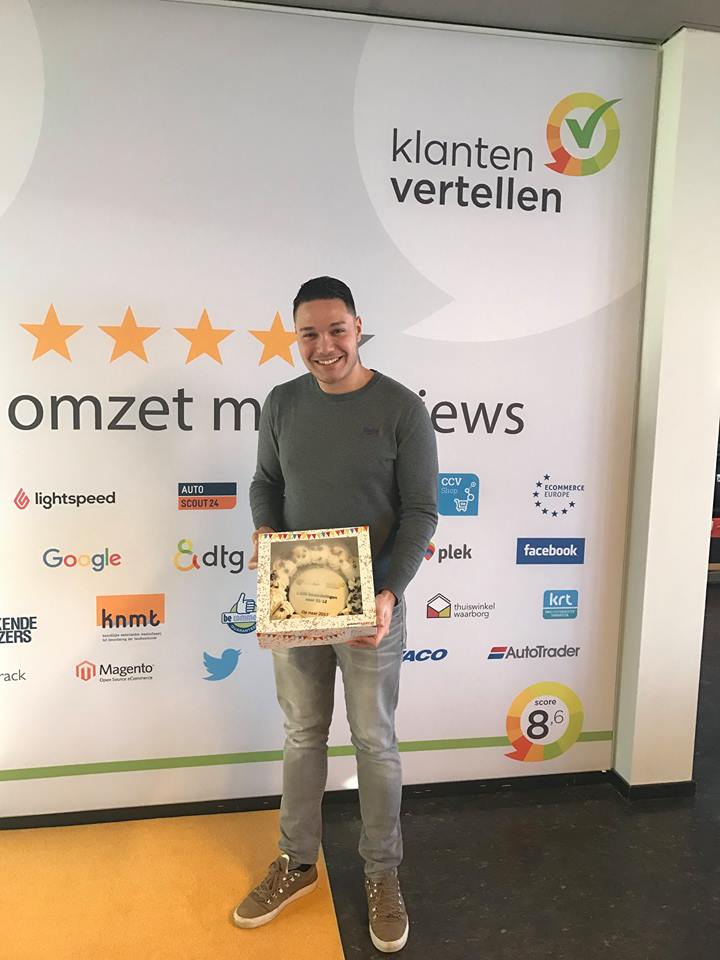 ImmoCert kreeg de 1000ste klantbeoordeling. Gemiddeld 9,0 !!! . Als dank een lekkere taart voor klantenvertellen.nl. Op naar 2017!