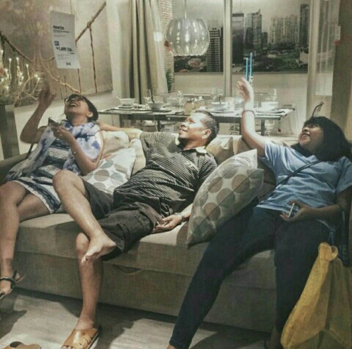 MudaMudiPoge's tweet photo. Grace, Pak Suradi dan Naomi. Rest in peace Pak Suradi. https://t.co/HzF1ClLkLm