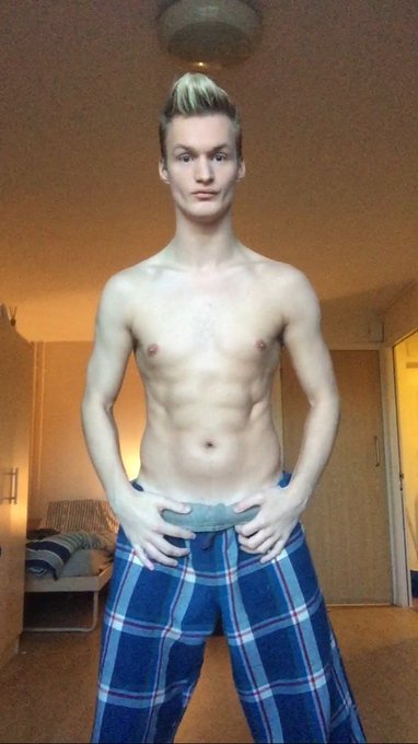 Christmas has been great! Now time to get back in the gym and get even more ripped for you all ??? https://t