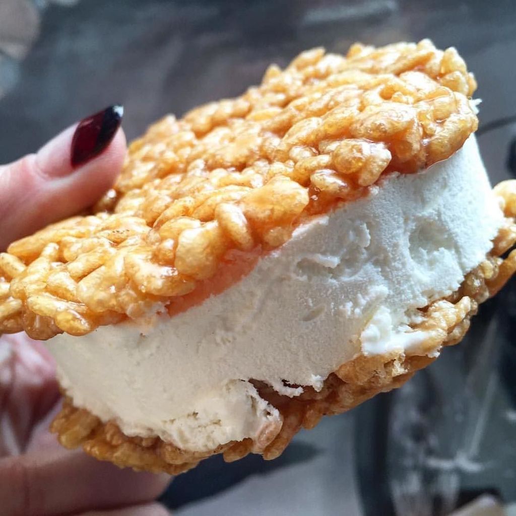 bluemarblebk's tweet photo. Caramel rice krispy treat cookies hugging smooth @bluemarblebk from the @thegoodbatch! It'… https://t.co/G640RV5jHc https://t.co/eurj3oIZCj