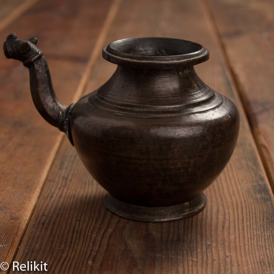 Relikit's tweet image. Beautiful #antique #bronze oil pot from #India used in rituals since the 19th century #homedecor #eclectic #travel
relikit.com/product/antiqu…