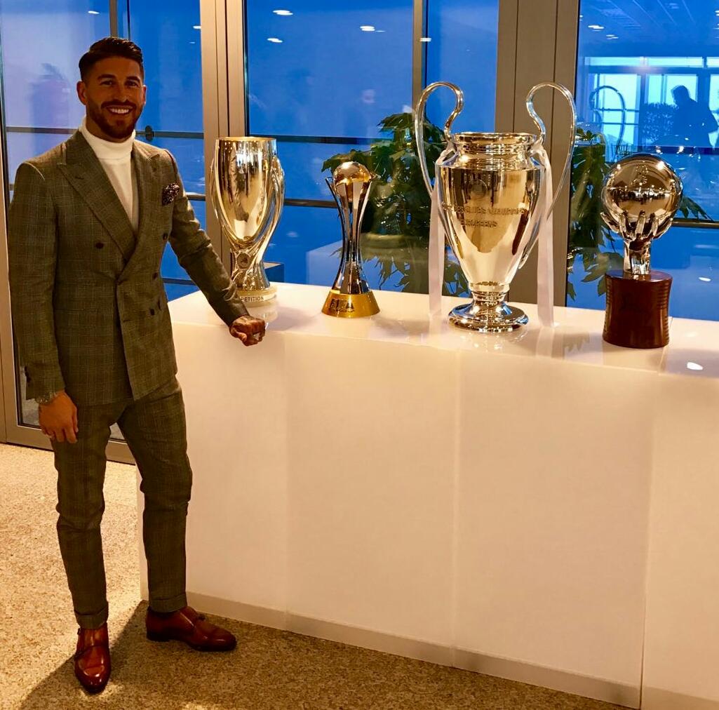 Look 🎩 y escenario🏆 de gala para nuestra comida de Navidad./Smart look 🎩 &amp; gala setting 🏆 for our Christmas lunch. <a href="/realmadrid/">Real Madrid C.F.</a> @rmbaloncesto