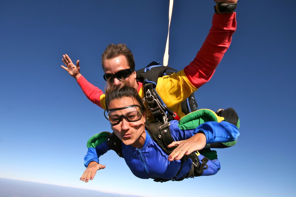 SkyDiveDallas's tweet photo. Ready to fall like you’ve never fallen before? This’ll be the time of your life. Call now &amp; enroll in our classes 469-250-1517 https://t.co/A92Jc2cBdg