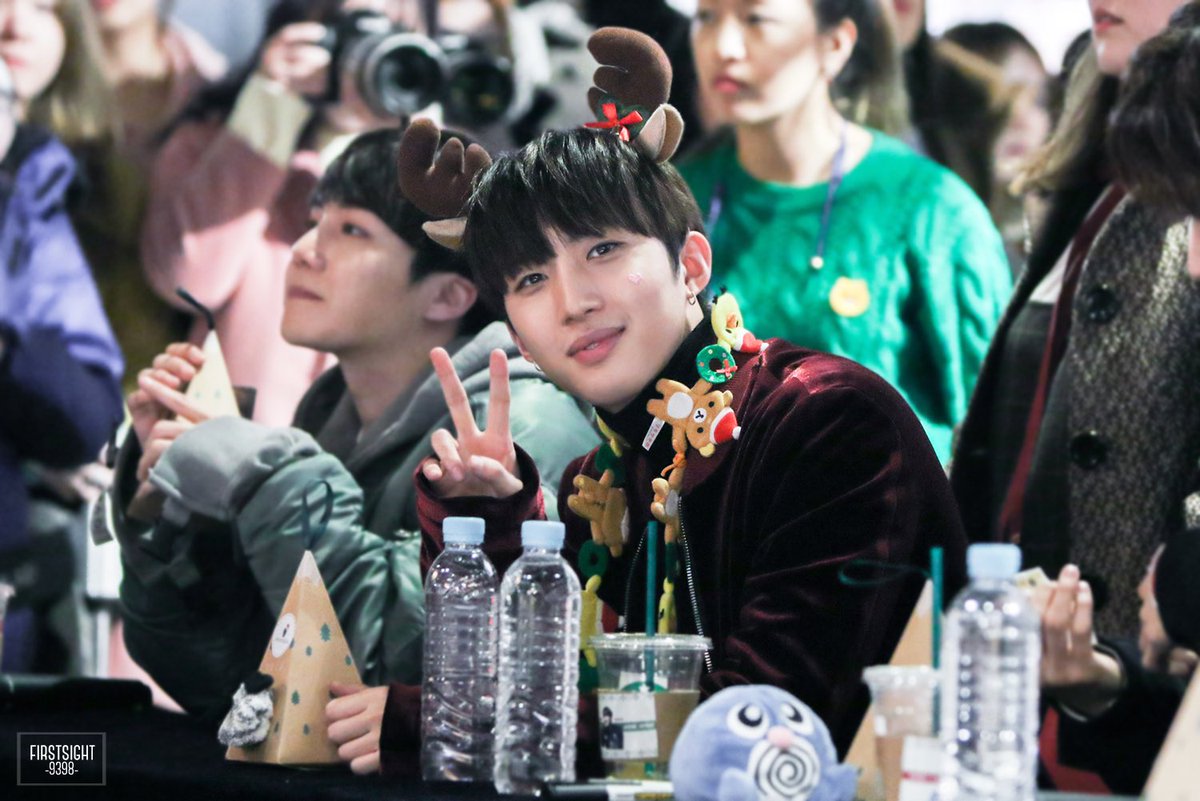 firstsight9398's tweet photo. 161224 분당 팬싸인회 💕🐰 #후이 #HUI #펜타곤 #PENTAGON https://t.co/Z5PlhbAvgj