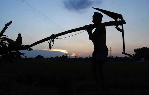 manojmutharasu's tweet image. #விவசாயிதற்கொலை 
விவசாயியுடன் இருத்த மாட்டை காக்க போராடும் நாம்...
அந்த விவசாயியை காக்க தவற விட்டுவிட்டோம்...
#savejallikatu 
#saveformer