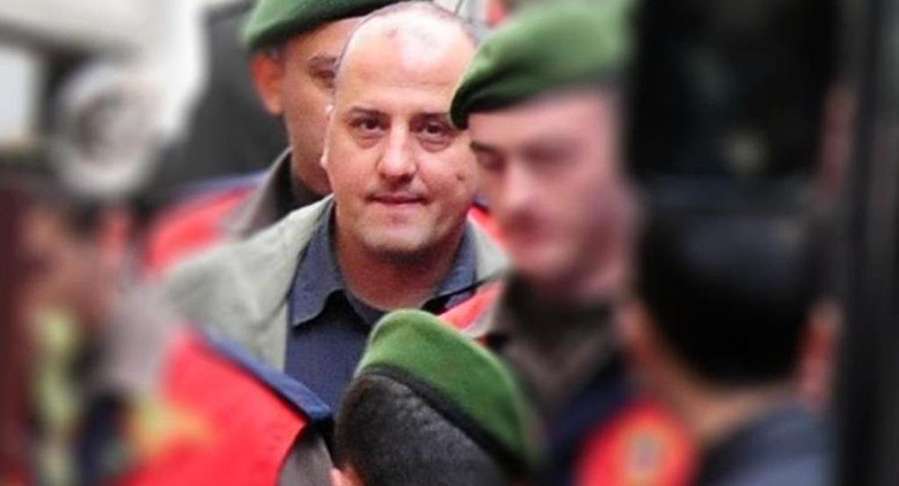BaskaGelecek's tweet photo. ‘Bu baskı ve zulümden bu iktidarın korktuğu, bizimse özlemini çektiğimiz bir hayat çıkacak’ | Başka Fikir #AhmetŞık https://t.co/wXFGlTEBjo https://t.co/ee1ZPMfP95
