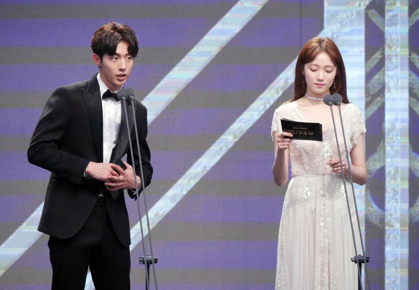 TheDramaKorea's tweet photo. Nam Joo Hyuk &amp; Lee Sung Kyung. #MBCDramaAwards2016 https://t.co/jTs2cFQ7B0